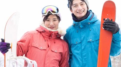 雪山を楽しむカップル